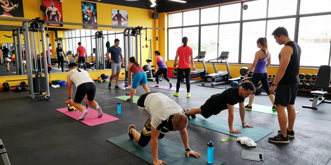 Energetic training scene showing Prime Pharma Steroiden users in a vibrant fitness studio.